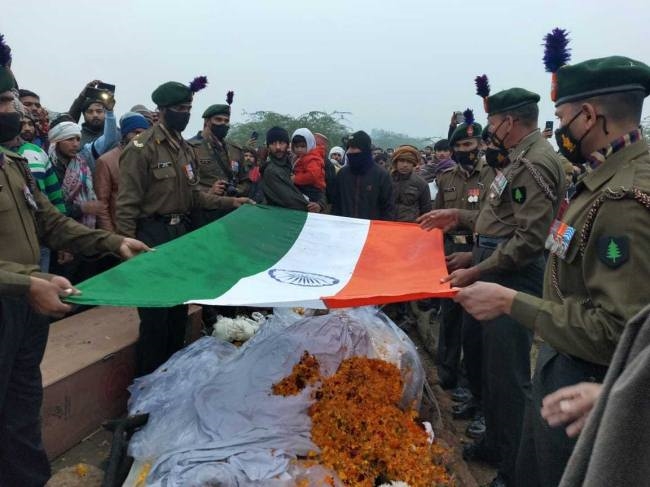 तिरंगे के साथ गाव में पहुंचा शहीद सैनिक का पार्थिव शरीर
