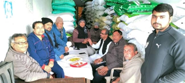 सरकार शराब के ठेकों की तरह दुकानों को रात 10 बजे तक खोलने की अनुमति दे: छिकारा