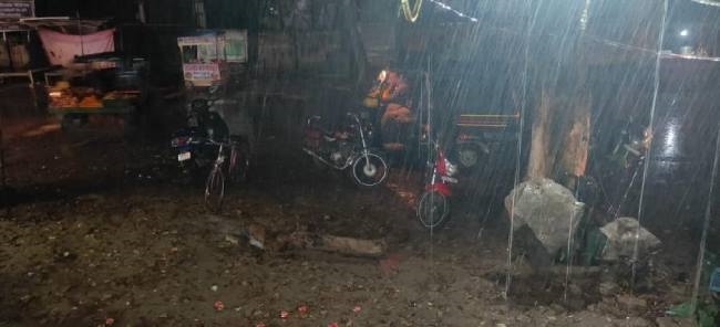 शाम को हुई झमाझम बारिश से बढ़ी ठंड