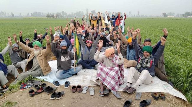 ड्रोन से निशानदेही करने पर कंपनी के कर्मियों को किसानों ने बनाया बंधक
