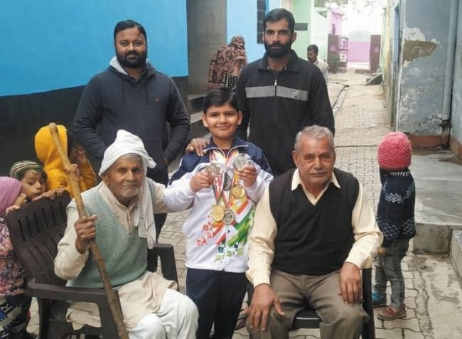कराटे में स्वर्ण पदक जीतने पर हुआ स्वागत