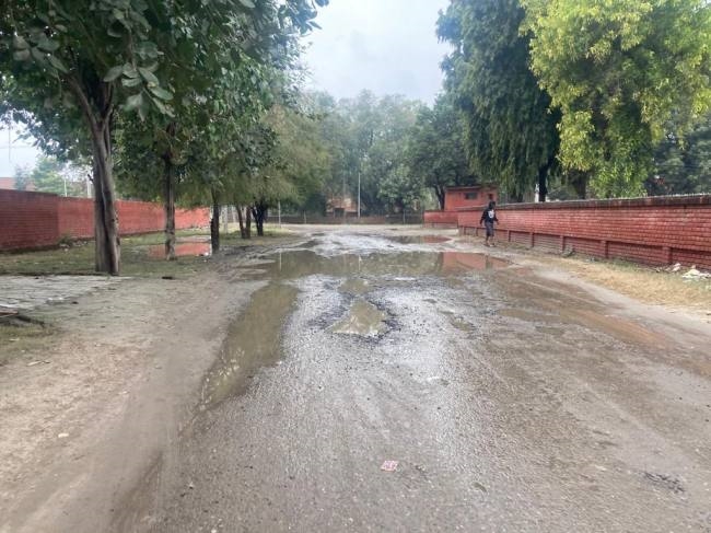 हल्की बारिश में ही डूबी विकास के दावों की किश्ती