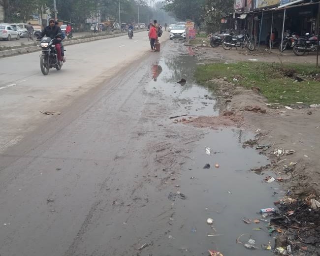 सियासी वादों के भंवर में फंसी सीवर लाइन