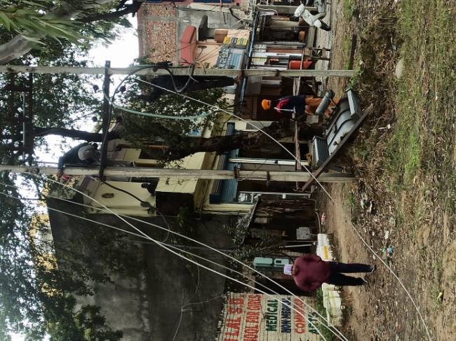 आंधी से गिरा पेड़, बिजली के आठ पोल टूटे, पूरी रात बंद रही बिजली