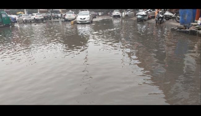 सुबह बारिश के बाद सर्दी बढ़ी, सड़कों पर भरा पानी