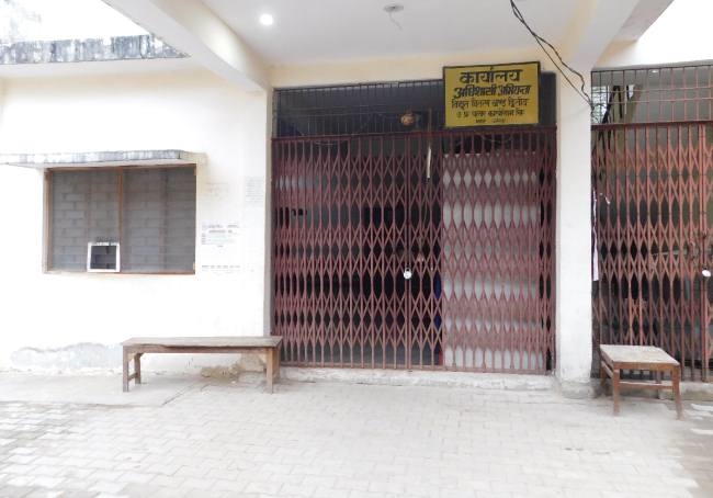 जानकारी के अभाव में भटक रहे आवेदक