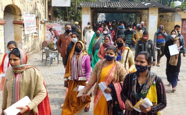 केंद्रों पर जांच के बाद मिला प्रवेश, रोके गए अधूरे अभिलेख संग पहुंचे अभ्यर्थी