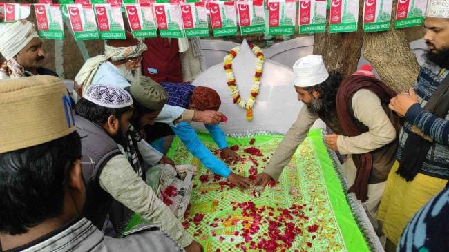 हाकी खिलाड़ी के मजार पर हुई चादरपोशी