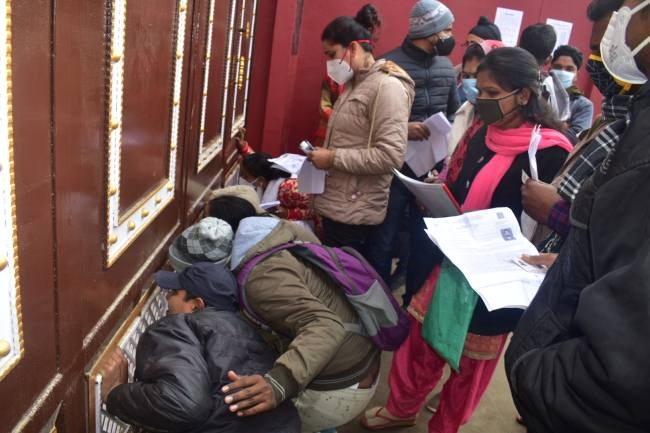 ॅपरीक्षा छूटने से नाराज अभ्यर्थियों ने रोका डीएम-एसपी का वाहन