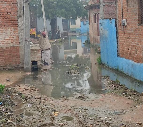 रास्ते में जलभराव, आवागमन में हो रही परेशानी