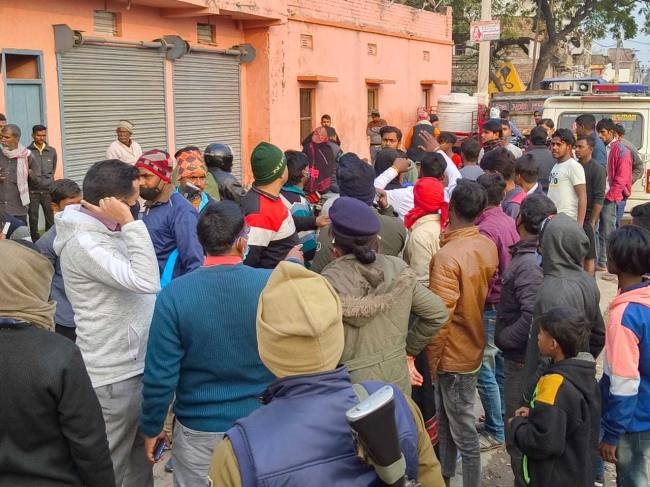 हाजीपुर में विवाद को लेकर दो पक्षों में जमकर मारपीट, गोलीबारी व रोड़ेबाजी