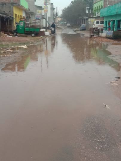 झमाझम बारिश ने बढ़ाई ठंडक, घरों में रहे लोग
