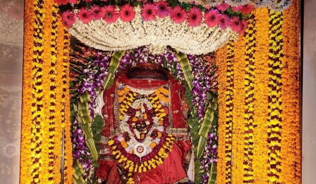 मां शीतला का भव्य श्रृंगार देख भक्त हुए निहाल