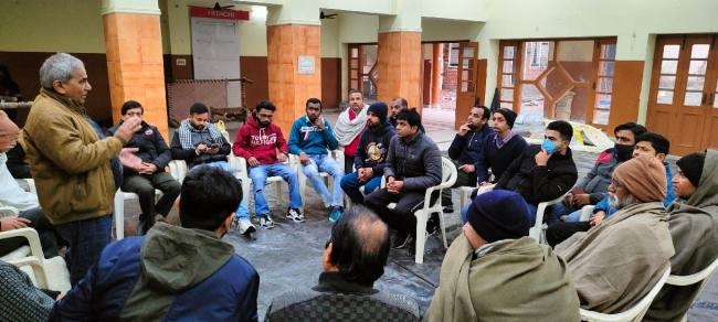 50 वर्ष से चल रही दादर एक्सप्रेस का ठहराव बंद, यात्री परेशान