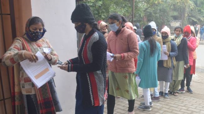 टीईटी में 1,910 परीक्षार्थी गैरहाजिर, प्रवेश को लेकर हंगामा