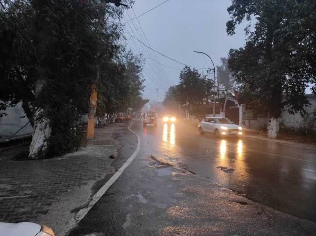 दिन भर रुक-रुक कर हुई बारिश, ठिठुरन बढ़ी