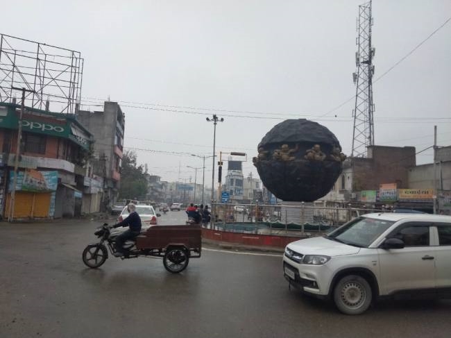 दूसरे दिन भी रुक-रुक कर जारी रही बूंदाबांदी, शीत लहर ने भी किया परेशान
