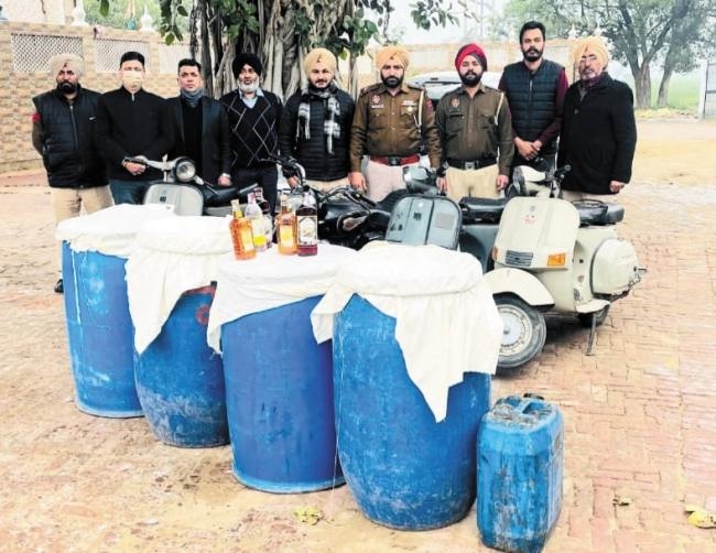 हरियाणा से तेल टैंकर व कार में लाकर करते थे शराब तस्करी, 77 पेटी शराब बरामद, दो महिलाओं सहित सात तस्कर फरार