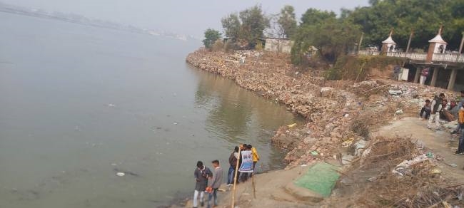 मुक्तिधाम पर सरयू बनाती जा रही खाईं