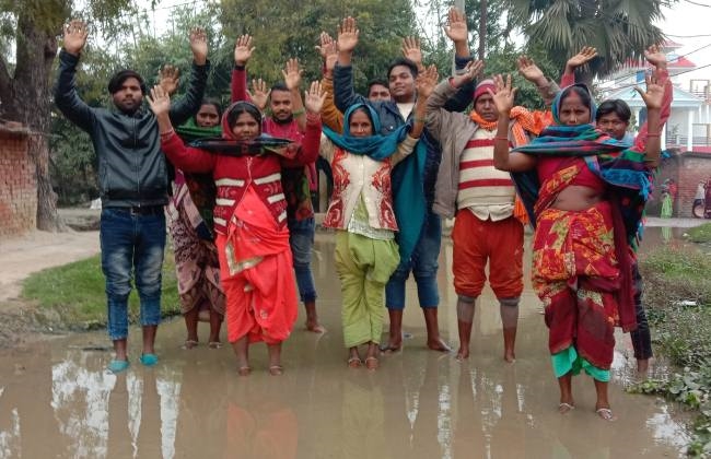जलजमाव को लेकर ग्रामीणों ने किया प्रदर्शन