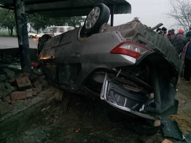 अनियंत्रित कार बस स्टाप के शेड से टकराई, दो की मौत