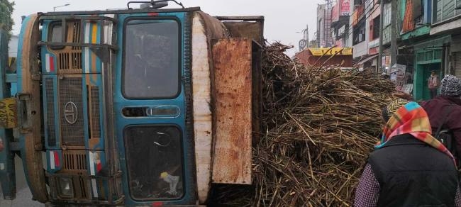 गन्ने से भरा ट्रक पलटा, तीन घंटे जाम रहा हाईवे