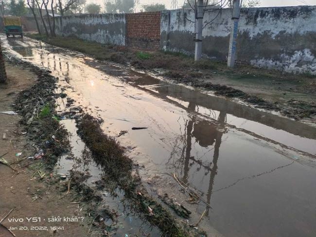 सीवरेज जाम होने से गंदे पानी से रास्ते लबालब