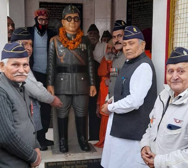 नेताजी व बाल ठाकरे को किया याद