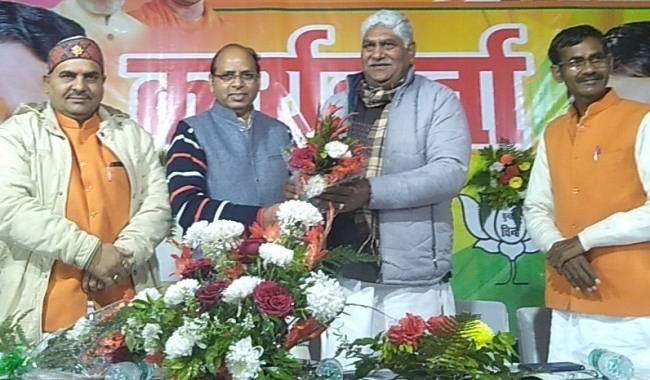 'जनता की कमाई, महोत्सवों में उड़ाई'