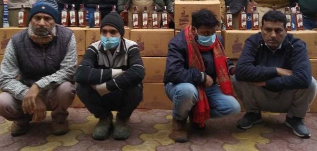 चार शराब तस्कर दबोचे, 25 पेटी शराब बरामद