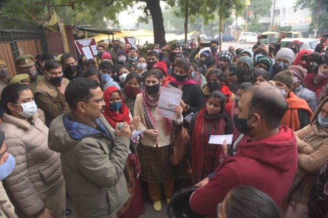 परीक्षार्थियों ने एलिवेटेड पर यातायाता किया बाधित