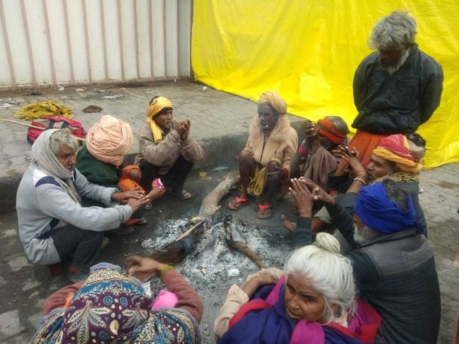 कोहरा व सर्द हवा से बेहाल रहा जनजीवन