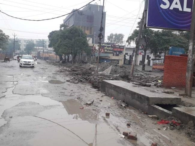 एंजल प्राइम माल सड़क पर बन रहा नाला सड़क से दो फीट ऊंचा, लेवल पर उठे सवाल