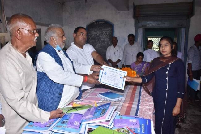किशोरावस्था में जिन हाथों से रखी विद्यालय की नींव, वहीं के शिक्षक बने नालंदा के गिरवरधारी सिंह