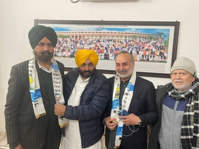 कांग्रेस के पूर्व ब्लाक प्रधान शिंगारा
सिंह आम आदमी पार्टी में शामिल