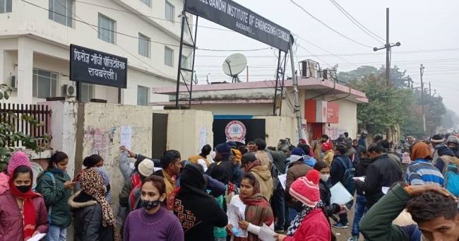 देर से पहुंचे अभ्यर्थियों ने किया हंगामा, 2,477 रहे अनुपस्थित