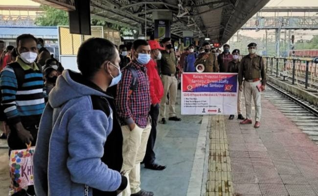 संबलपुर स्टेशन में आरपीएफ का जागरूकता कार्यक्रम