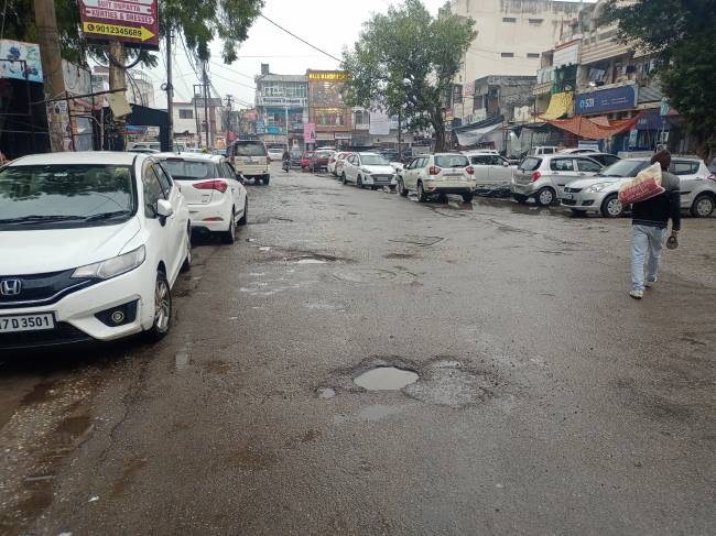 शहर में पार्किंग है नहीं और वसूला जा रहा नो-पार्किंग का जुर्माना