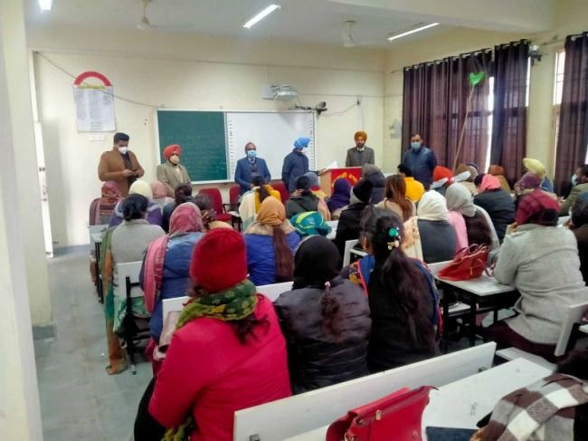 रिहर्सल के दौरान चुनावी अमले को दी मतदान प्रक्रिया का ट्रेनिंग