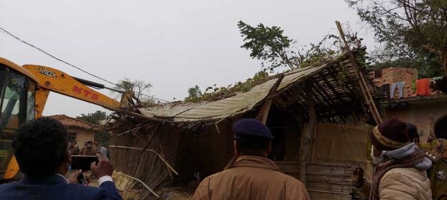 सड़क निर्माण को लेकर प्रशासन ने जमीन से हटाया अतिक्रमण