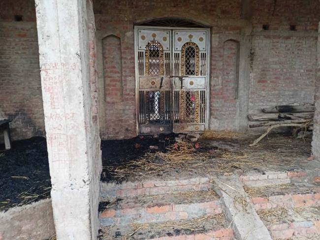 मुखिया के शिक्षक भाई हत्या से आवापुर में गम व गुस्से में लोग