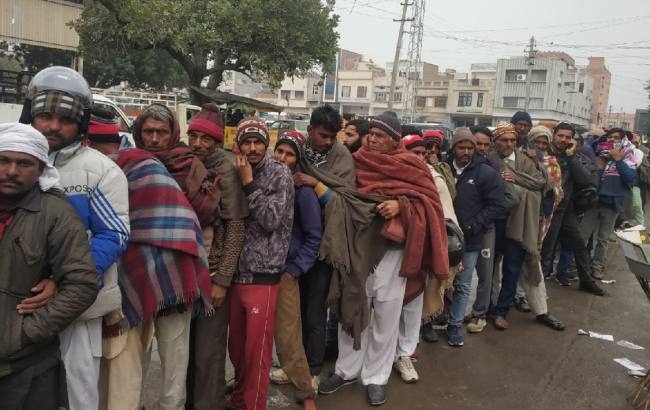 यूरिया के दो रैक लगते ही सुबह से किसानों की लगी लंबी लाइनें