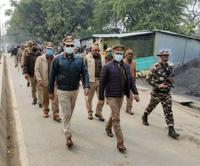 संवेदनशील गांवों में पुलिस ने किया पैदल मार्च