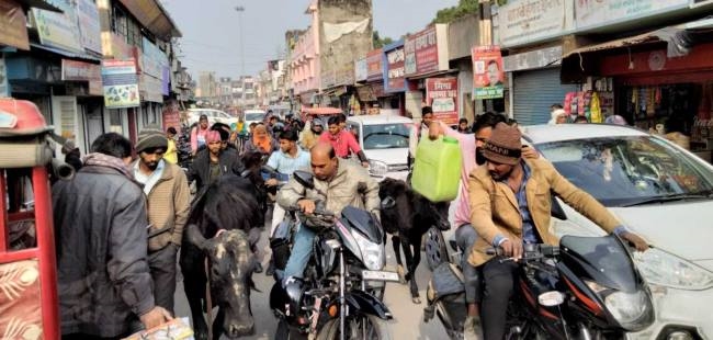 बढ़ रहा कोरोना का संक्रमण,बेखौफ हैं लोग