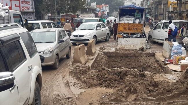 शहर की सड़कों पर हिचकोले खा रहे दावे