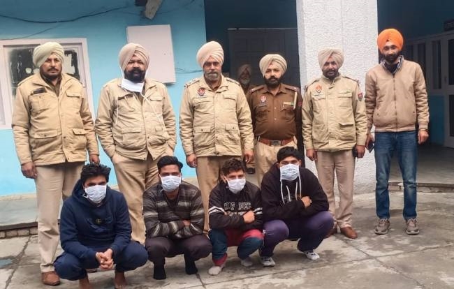 कार में बैठकर कर रहे थे नशा, चार दबोचे