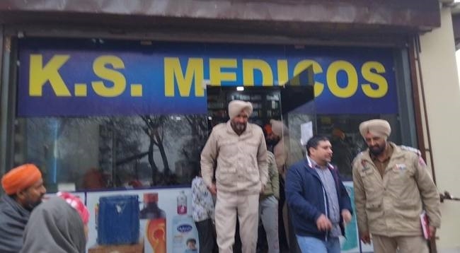 खरीदारी के बहाने दुकान में घुसे, हथियारों के बल लूटा