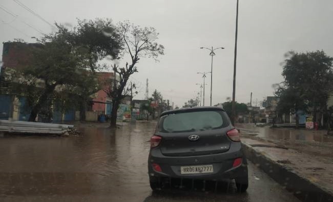 बरसात में बढ़ी ठंडक से बिगड़ी लोगों की सेहत, फसलों में नुकसान से मुरझाए किसानों के चेहरे
