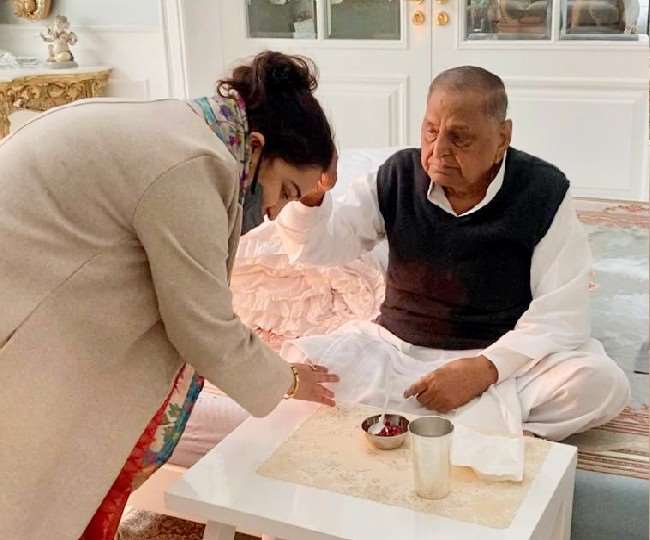 UP Chunav 2022: जानिए भाजपा ज्वाइन करने के बाद जब अपर्णा ने मुलायम सिंह यादव के पैर छूए तो क्या मिला आशीर्वाद