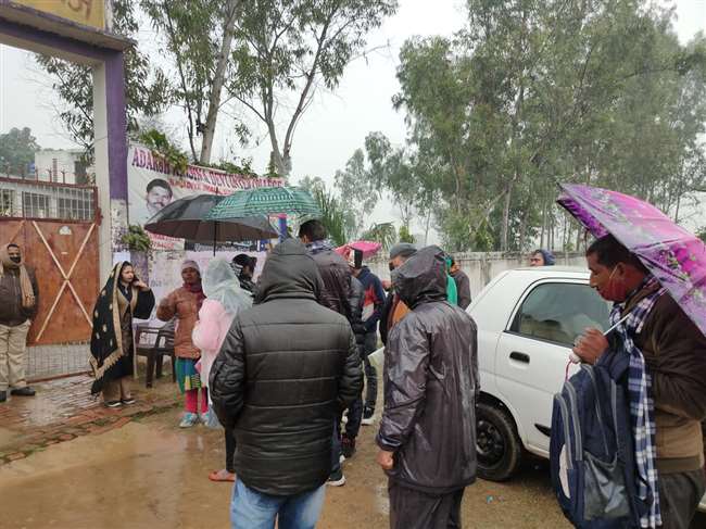 विकट ठंड और बारिश, नौकरी की खातिर सबकुछ बर्दाश्त करते परीक्षा केंद्र तो हुआ यह